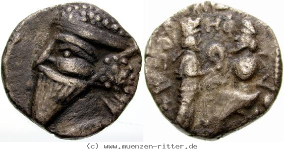 Klicken Sie auf das Bild um es auf Ihrem Rechner zu speichern parthien-vologases-v-tetradrachme/egri7618.jpg